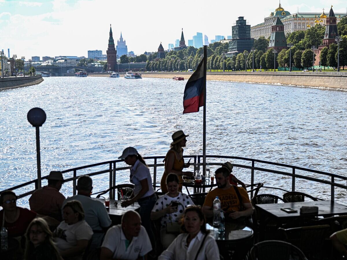    Люди на теплоходе в Москве© РИА Новости / Павел Бедняков