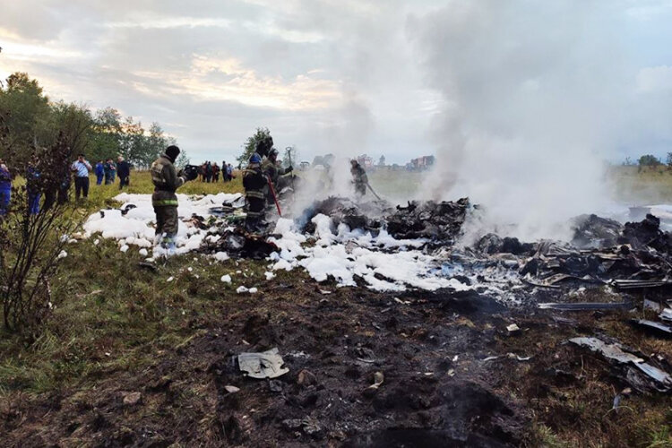    Первые сообщения о крушении частного бизнес-джета в Тверской области появились вчера около 19:20 мск. Само падение произошло около 18:20 по московскому времени Фото: Investigative Committee of Russi/XinHua / www.globallookpress.com