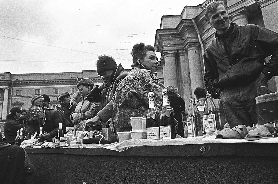 Перестройка стиль. Сенная площадь 1990е. Сенная площадь рынок 90е. СПБ Сенной рынок в 90-е. Сенная площадь Санкт-Петербург девяностых.