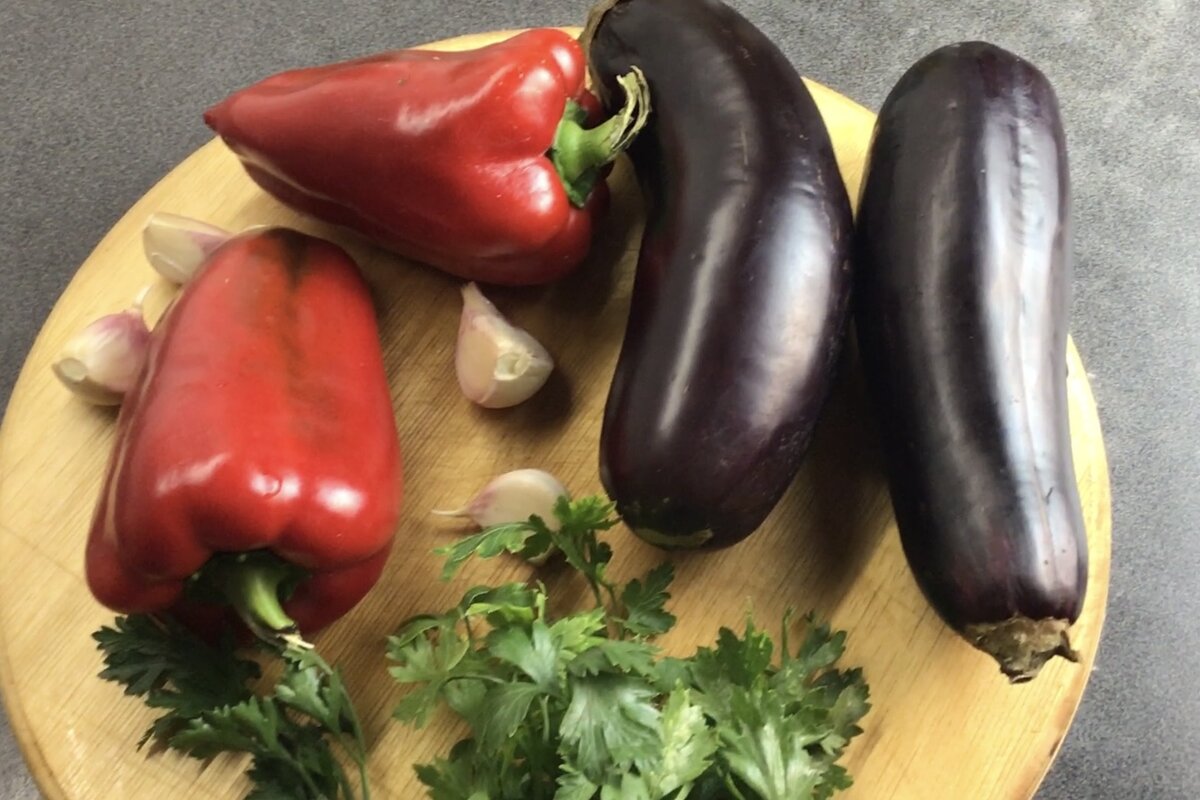 Баклажаны и сладкий перец для салата.