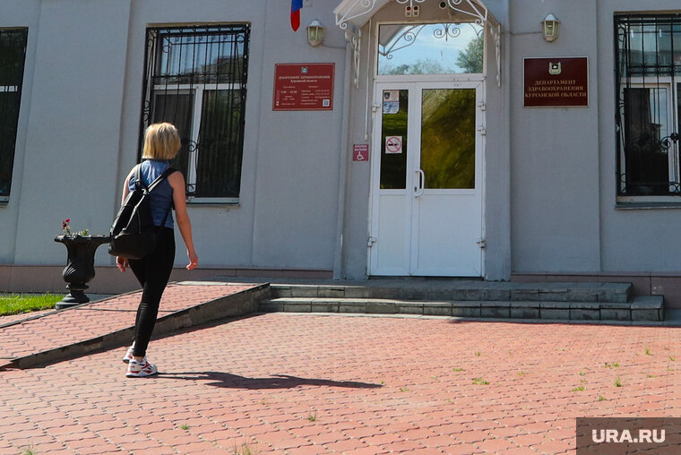    Хирург Николай Руденко явился на встречу в депздрав с опозданием и в шортах