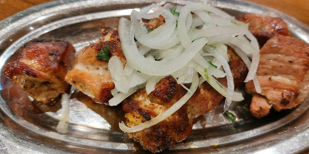 Сколько стоит посетить ресторан в Абхазии. Цены и меню знаменитого ресторана Нартаа в Сухуме. Чек на 2150 за двоих.