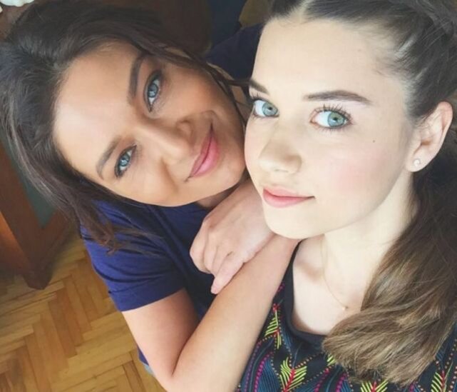 Фото: Афра Сарачоглу с мамой