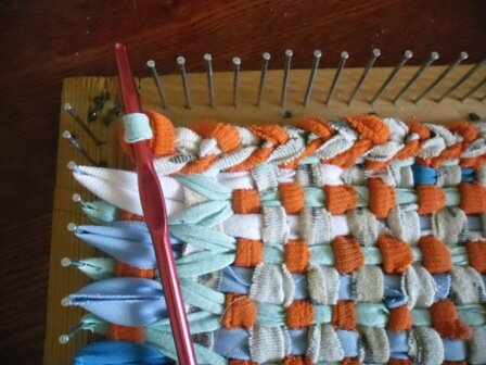 Как связать коврик на пол из старых вещей крючком, плетением и другие способы