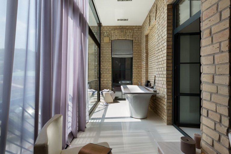 Незаконная организация ванны на балконе 