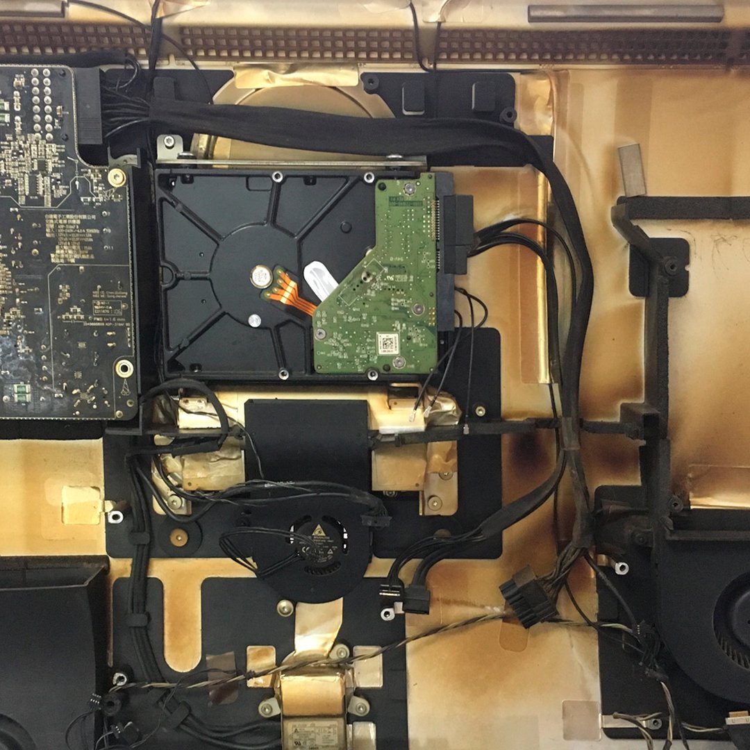 Самое главное - все это великолепие при желании может проводить ток и стать причиной короткого замыкания, например, в блоке питания или на материнской плате. Конкретно этому  iMac повезло - все работало, но что угодно могло случиться в любой момент. Теперь ему это не грозит как минимум какое-то время.
Курение опасно не только для Вашего здоровья и здоровья окружающих, НО и для здоровья Вашей техники!