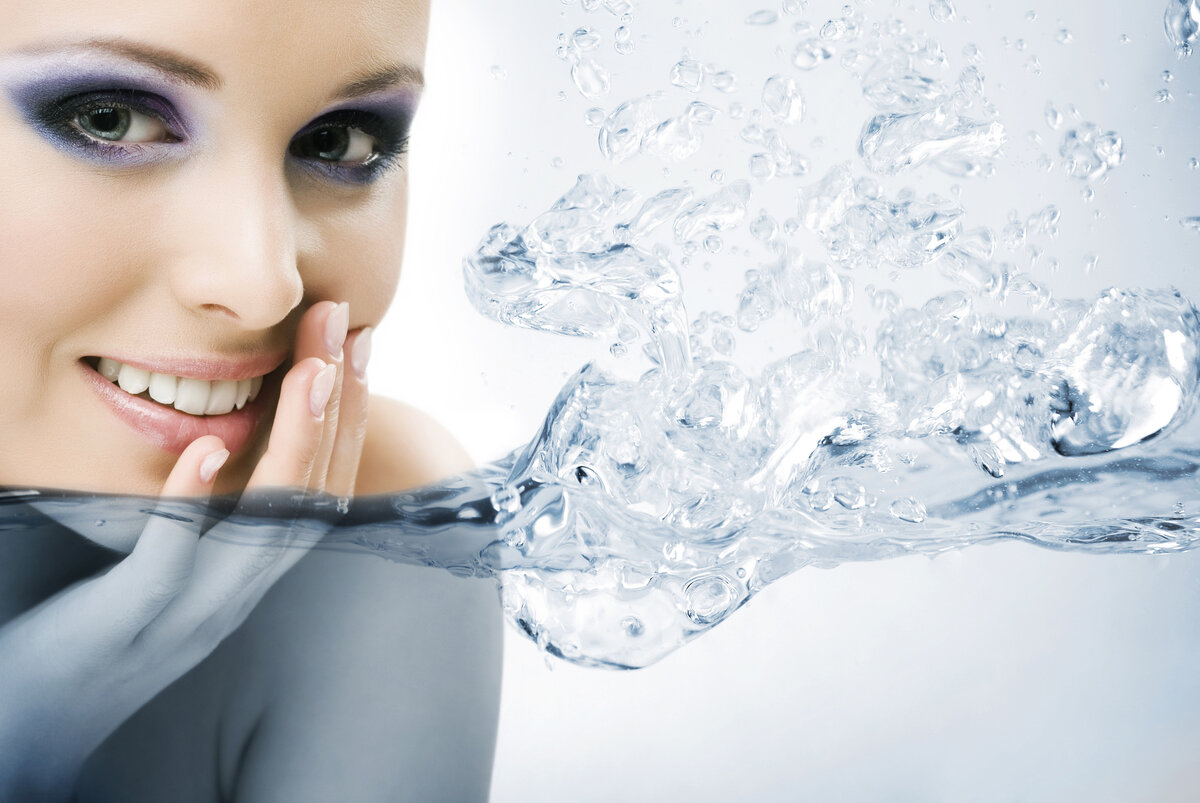 Красивая увлажненная кожа. Увлажнение кожи лица. Увлажнение кожи лица. Девушка с кремом на лице. В жару спрей для лица.