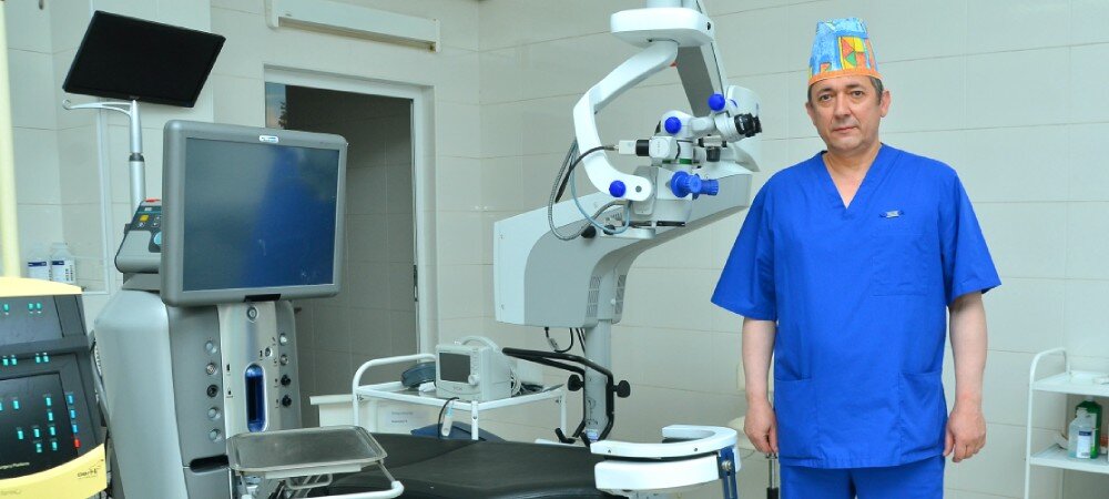Роман Правдюк, офтальмохирург клиники «Три-З» в Ессентуках, в операционной