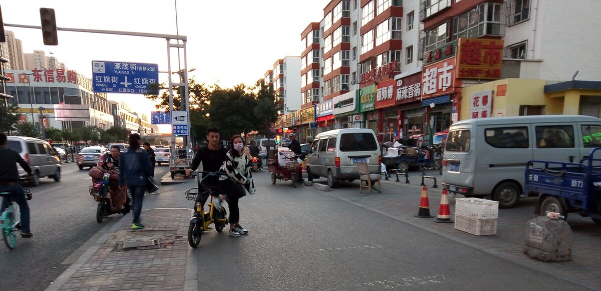 Справа - тротуар. Датун, Китай.