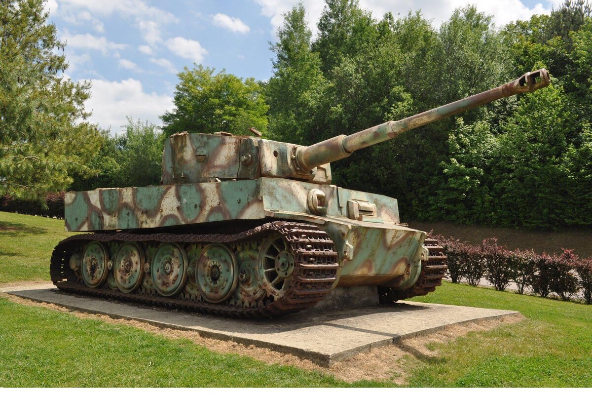 Трудно сказать, почему немецко-фашистское командование решило опробовать новые танки в болотистой местности под Ленинградом.-2