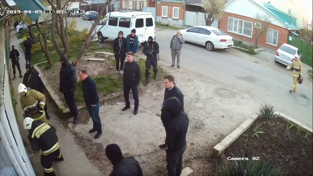Взлом ворот перед обыском в частном доме на улице Керченской