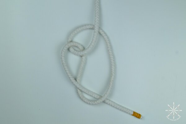 Как вязать королевский узел - шаг 3