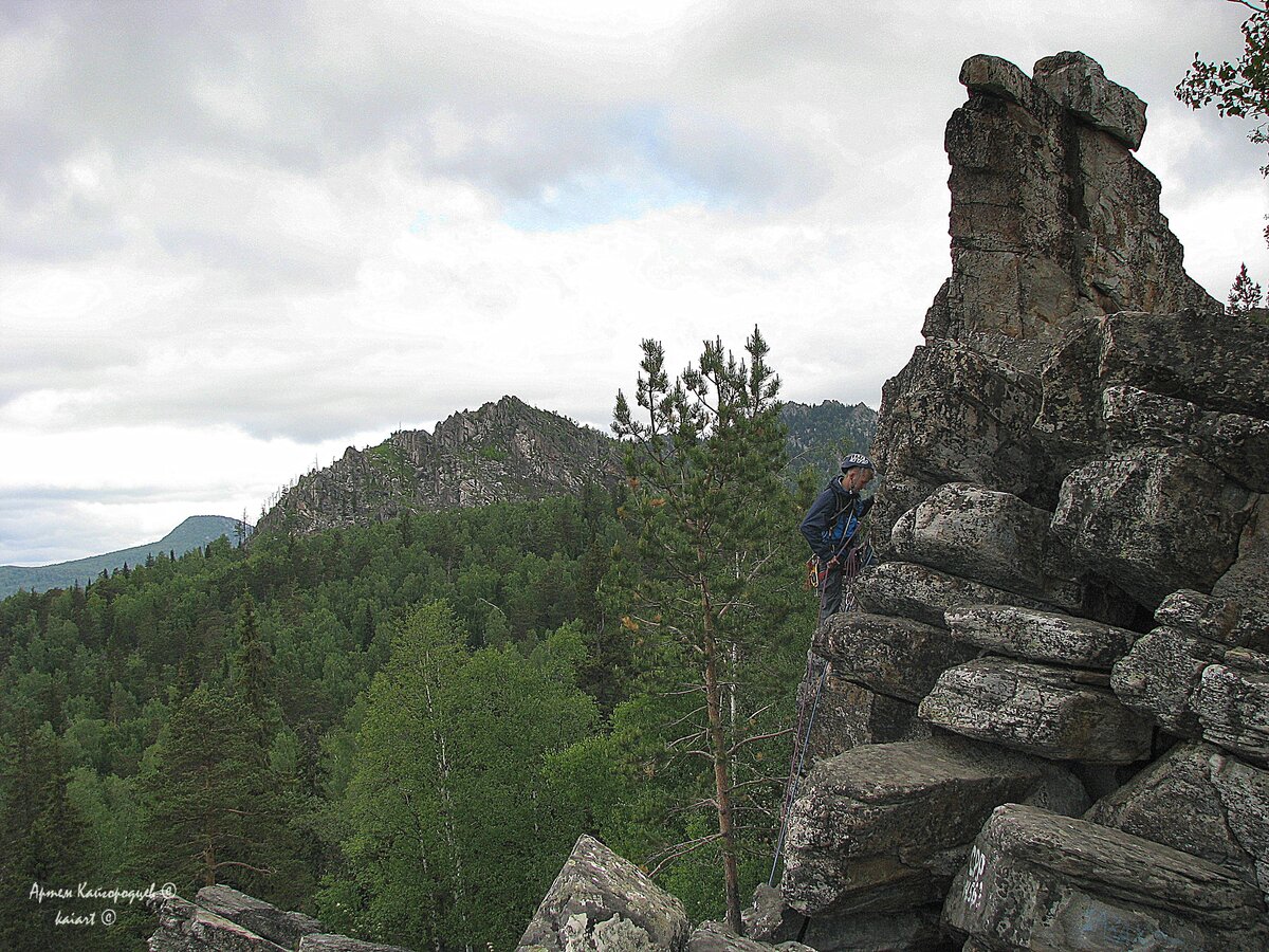 Вид на вторую и главную Малиновую со скал первой Малиновой, вдалеке слева - гора Кирель.