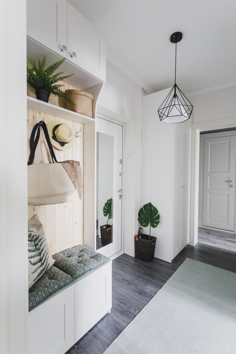 Когда мы купили квартиру, то в ней была очень темная прихожая, мрачные темно-серые обои с абстракцией, которые вкупе с коричневой мебелью смотрелись как гробница. Жаль, что не сохранились фото этой красоты)) Поэтому у нас даже не возникло сомнений по поводу цвета стен и мебели после ремонта, за год очень устали от этой мрачной атмосферы.⠀