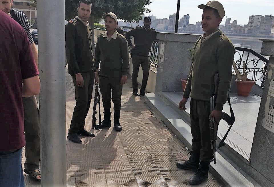 Восстание лейтенанта шмидта. Емельян пугачев гравюра. Илья ефимович репин «под конвоем. 12 лет под конвоем фильм. Группа конвой.