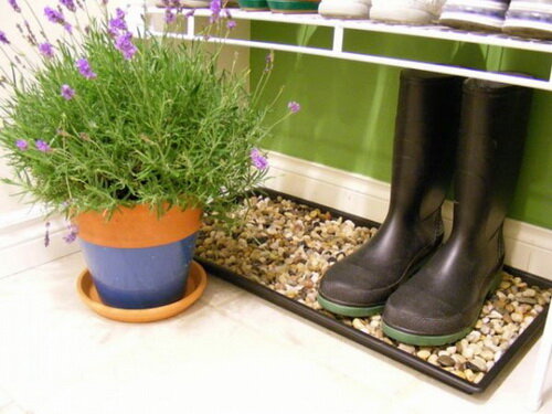 Вот эта штука меня просто поразила!!! Просто крутяк! Смотрится классно и ведь никакой «песочницы» в прихожей от обуви.
Организовать такую красоту можно очень бюджетно: здесь покупаем недорогой поддон, а камушки собираем у дома самостоятельно :)
