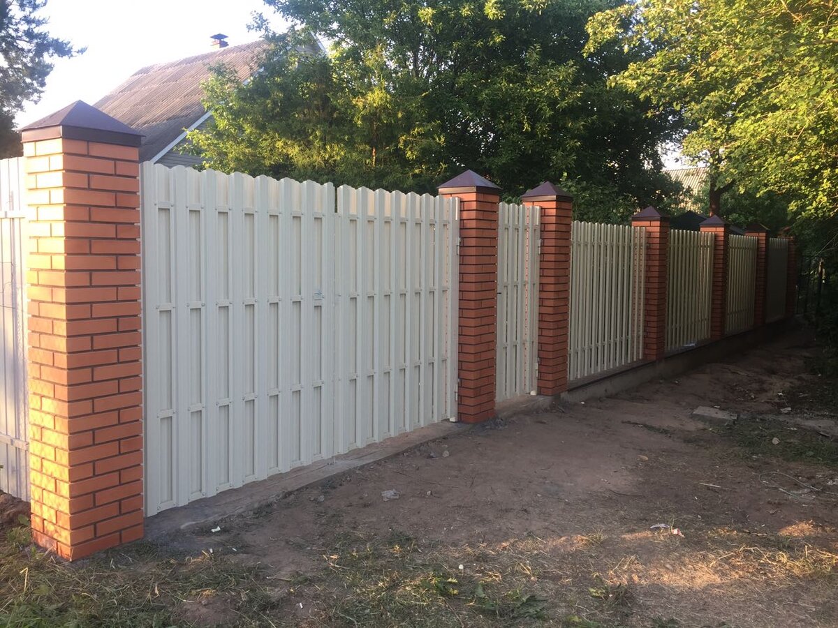 Забор и ворота из евроштакетника, цвет слоновая кость