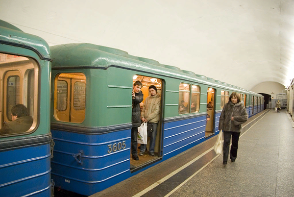 Никто не знает точно, зачем нужны эти треугольники на вагонах метро