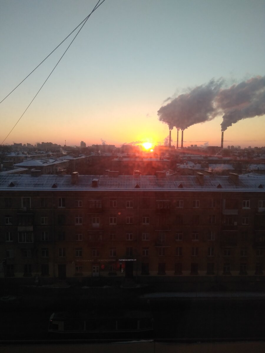 Вид из окна квартиры на зимний Санкт-Петербург