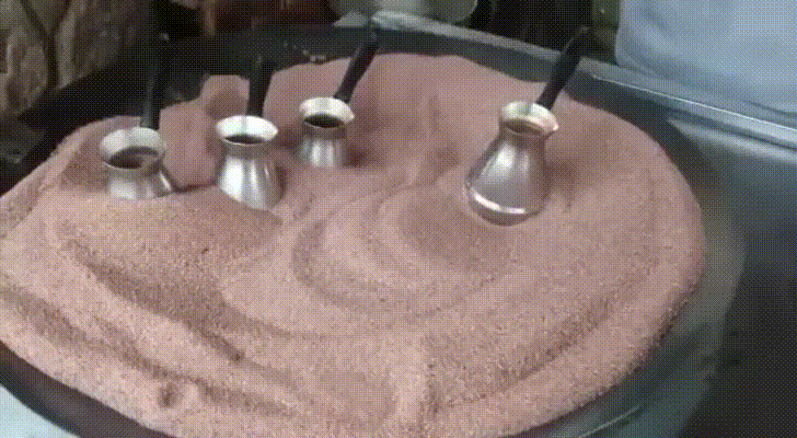 Если готовите джезву на горячей воде, то кофе можно поднимать несколько раз. Кстати, некоторое значение имеет чашка из которого вы пьете кофе. В бумажном стаканчике кофе будет не таким вкусным как в керамической кружке. 