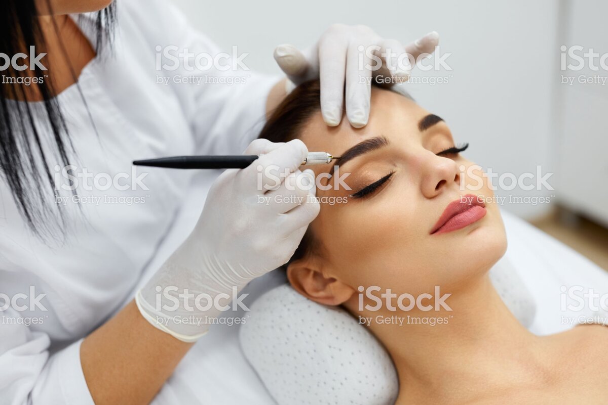 https://www.istockphoto.com/ru/%D1%84%D0%BE%D1%82%D0%BE/beautician-doing-permanent-eyebrows-makeup-tattoo-on-woman-face-gm952772504-260107076