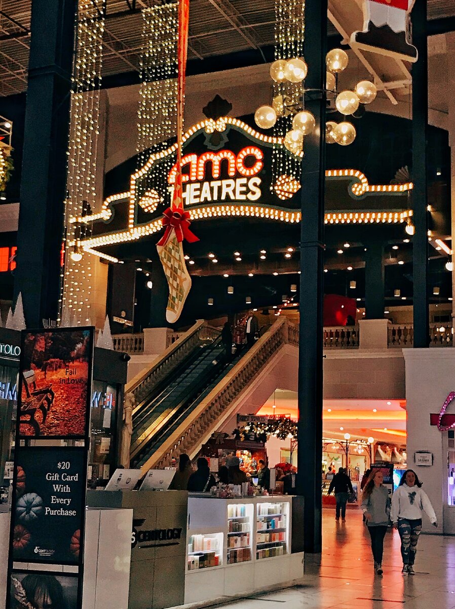 Вход в кинотеатр внутри торгового центра