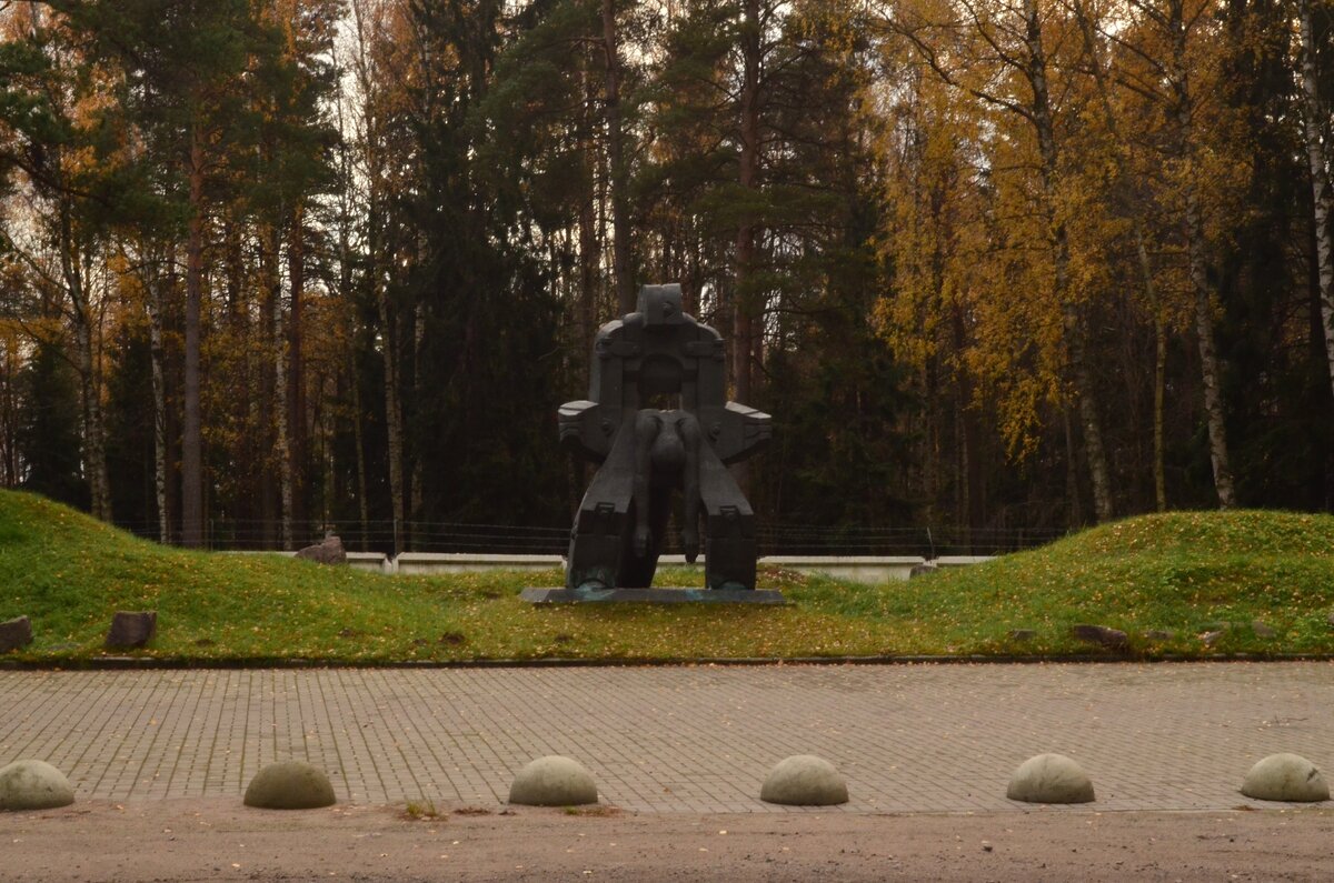 Памятник жертвам сталинских репрессий луганск. Молох тоталитаризма памятник. Памятник жертвам сталинских репрессий. Молох тоталитаризма на Левашовском. Молох тоталитаризма памятник зима.