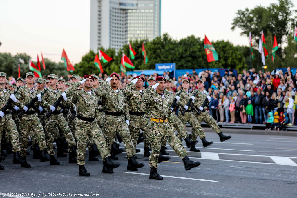 Начало парада в минске. Военный парад в Белоруссии 2022. Парад в Минске 2022. Военнослужащие Беларуси парад. Российско белорусский парад военный.