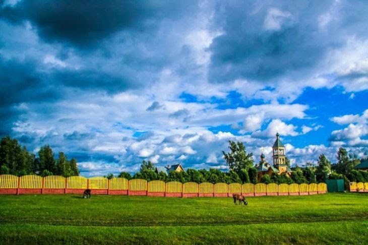 

Данное направление очень широко развито в Беларуси: уже более 2000 агроусадьб расположено по территории всей страны. Многие из них находятся в непосредственной близости от глухих деревушек, на берегу красивейших рек и озер, оформлены с национальным колоритом. Но больше всего в настоящую сельскую жизнь туристов перенесут запахи: свежескошенной травы и парного молока, свежеиспеченного домашнего хлеба и запруженной речушки. 
В зависимости от своей специфики, агроусадьбы рады предложить гостям не только проживание, но и дополнительные развлечения:
· Активный отдых: рыбалка, охота, катание на лодках, байдарках и даже лошадях. Некоторые хозяева предлагают такой вариант досуга, как командные интеллектуальные игры, различные квесты и «зеленые» походы.Сельские усадьбы предлагают отдых на любой вкус. Если вы приехали шумной компанией друзей – обязательно попарьтесь в деревенской баньке «по-черному», отведайте драников с крепкими напитками собственного хозяйского приготовления, поваляйтесь на сеновале или деревенской печи.