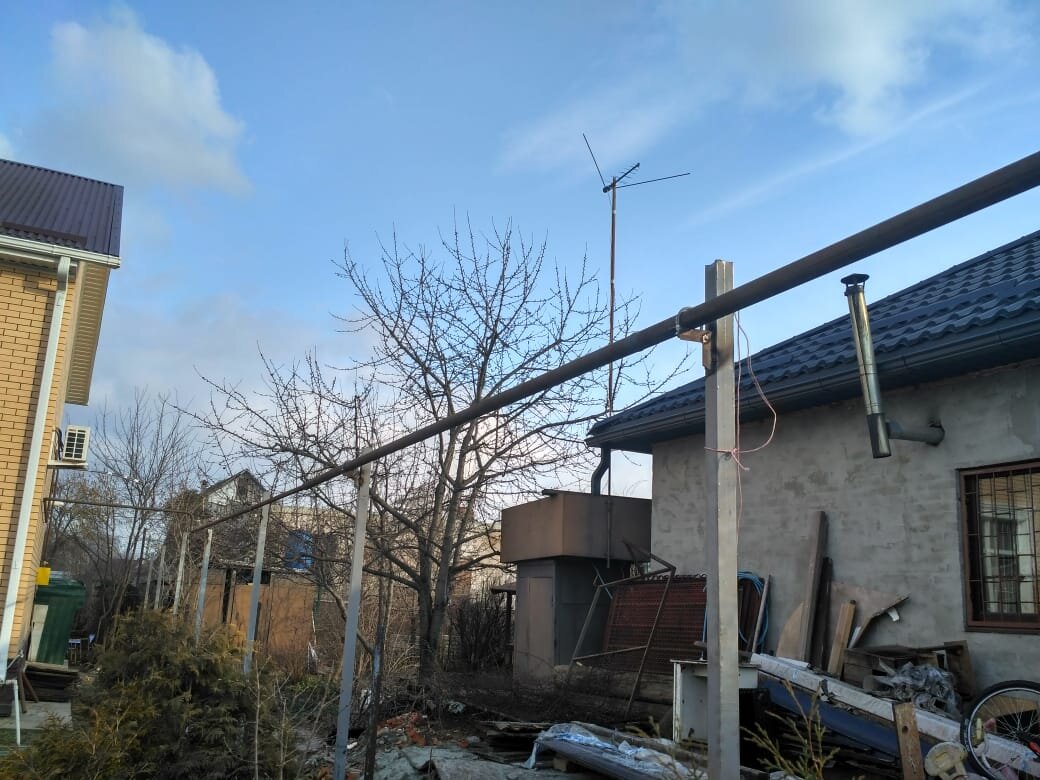 Труба тянется по столбам вдоль всего забора, а по первоначальному проекту сразу заходила в дом безо всяких столбов.