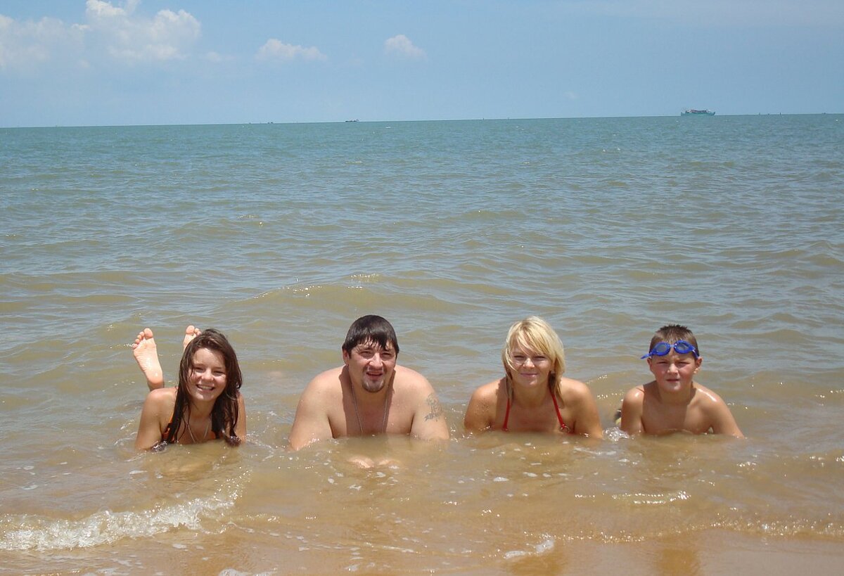 Моя семья морских котиков. Помню, тогда папе пришлось догонять китайца, чтобы он нас сфотографировал. В г. Хайкоу в 2010 почти не было иностранцев, поэтому на нас боялись даже посмотреть. Тем более вчетвером. Тем более в купальниках.