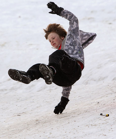 Зимой риск переломов значительно вырастает.
