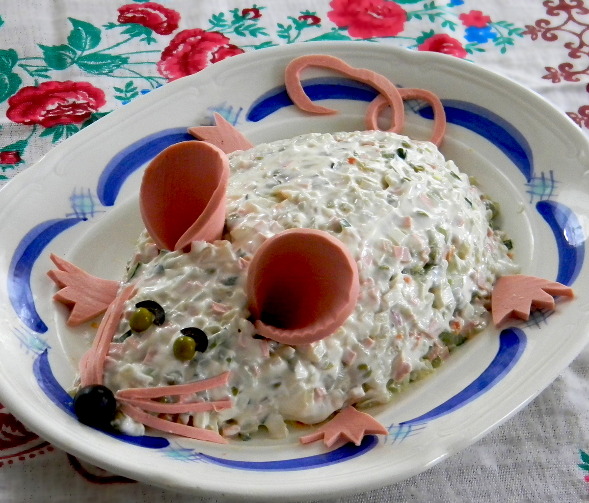 Крысам можно салат. Салат в виде мышки. Украсить Оливье. Украшение салата Оливье. Форма для салата.