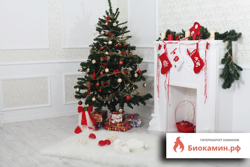 ✅Беспроигрышный и популярный вариант оформления камина – развешивание носков и варежек, где можно припрятать маленькие, но особо приятные сюрпризы. Застелив каминную полку текстилем для стола, допускается расположение на ней формовых свечей без подсвечников.