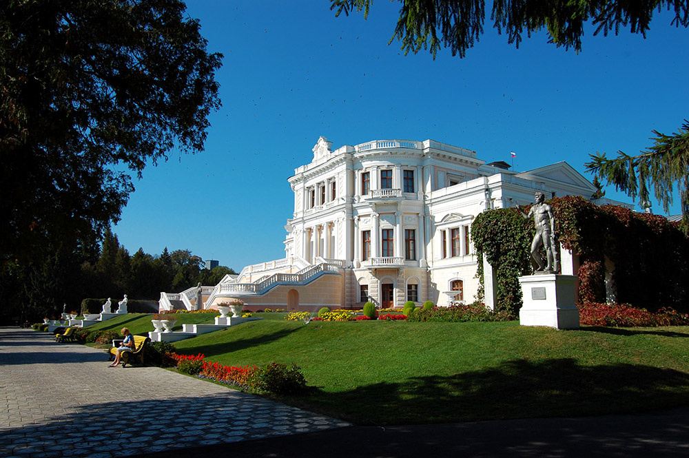 Дворцовый комплекс в Марьино. Курская область.