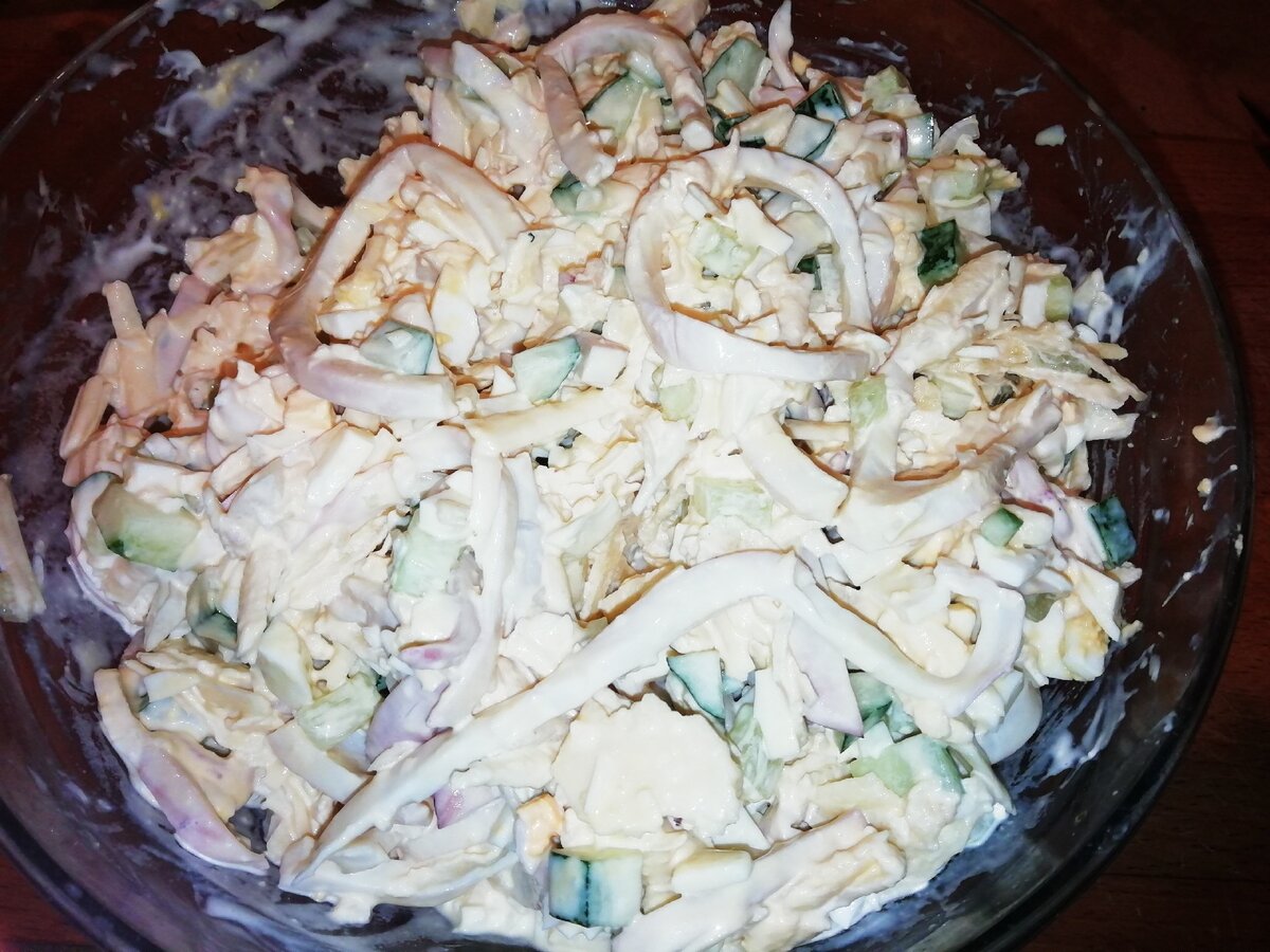 Салат с кальмарами 