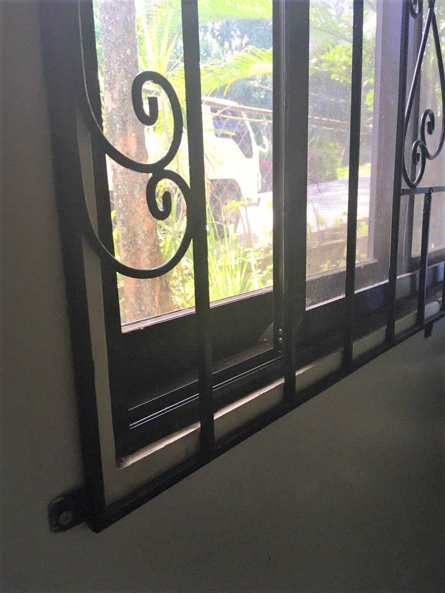 Да, решетка изнутри дома! 