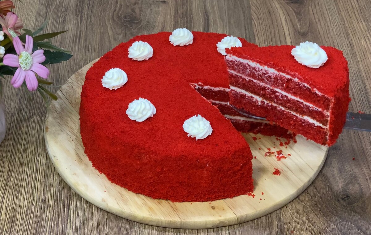 Торт красный бархат украшенный Рафаэлло