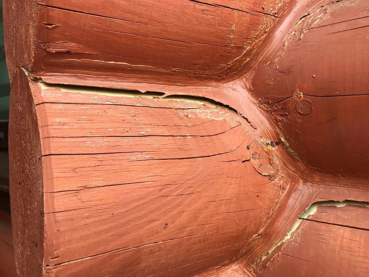 Герметик нанесен на дом слишком рано, с момента сборки прошло меньше 1 года, влажность бревна была высокая.