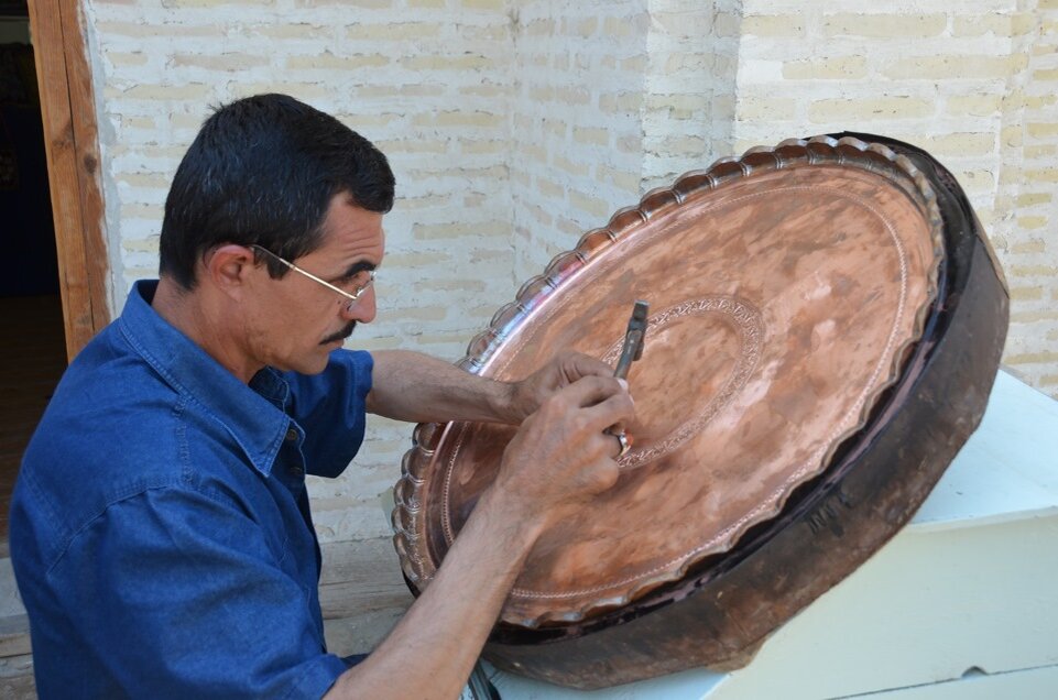 кузнечное ремесло в древней руси. гончарное мастерство в древней руси. мануфактура 17 века в европе. принадлежности для починки обуви. индус чеканщик.