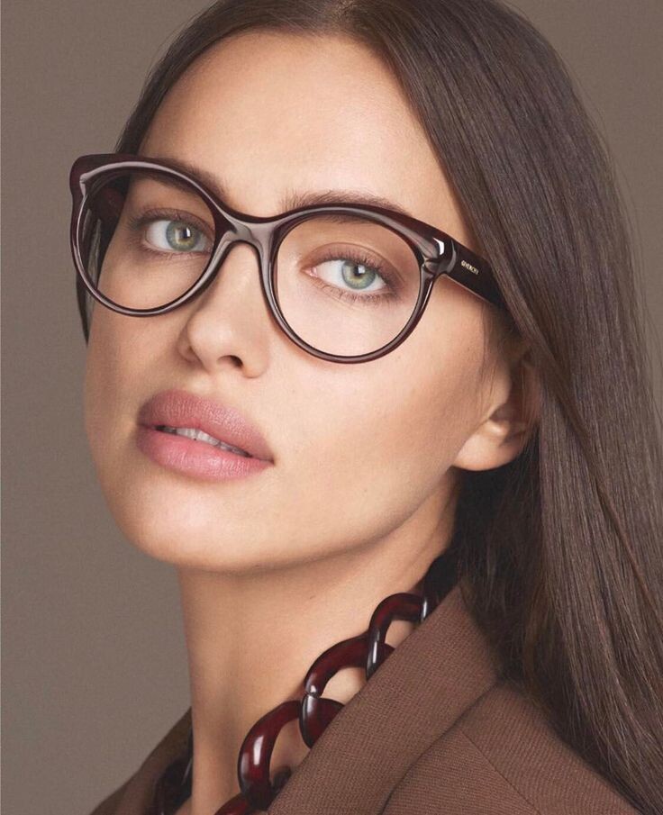 Ирина Шейк в очках Givenchy