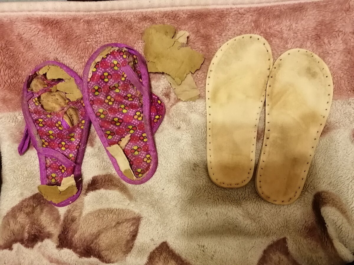 Фото автора. Оцените состояние после того, как отпорола. Картонка была частью подошвы. Только резиновая часть подошвы и осталась... Слегка живой. Нет, не грязные, это уже не получается отстирать. 