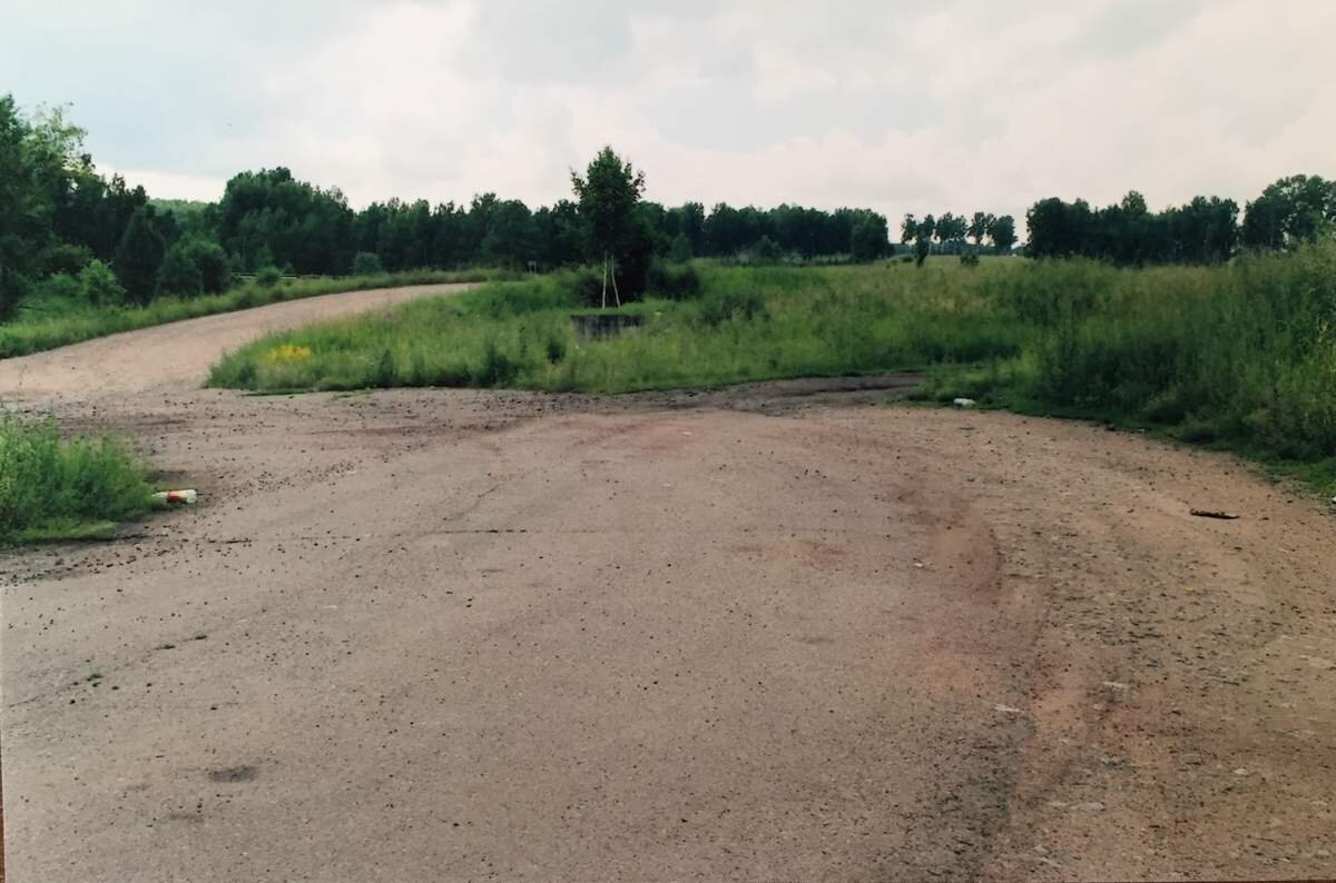 Конечная остановка "Новая шахта". Ни скамейки, ни стеночки от ветра, ни фонарного столба. Степь да степь кругом...