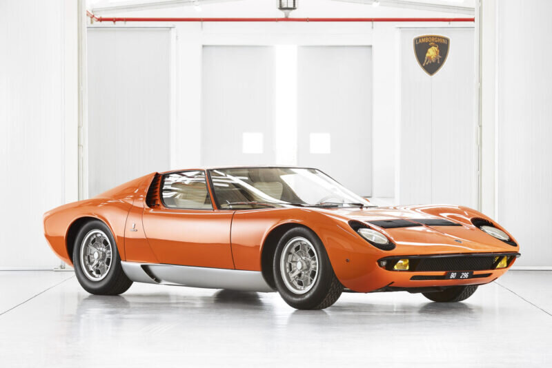 Гражданская Miura P400 Фото взято с ресурса https://www.gtplanet.net/lamborghini-miura-italian-job-discovered/