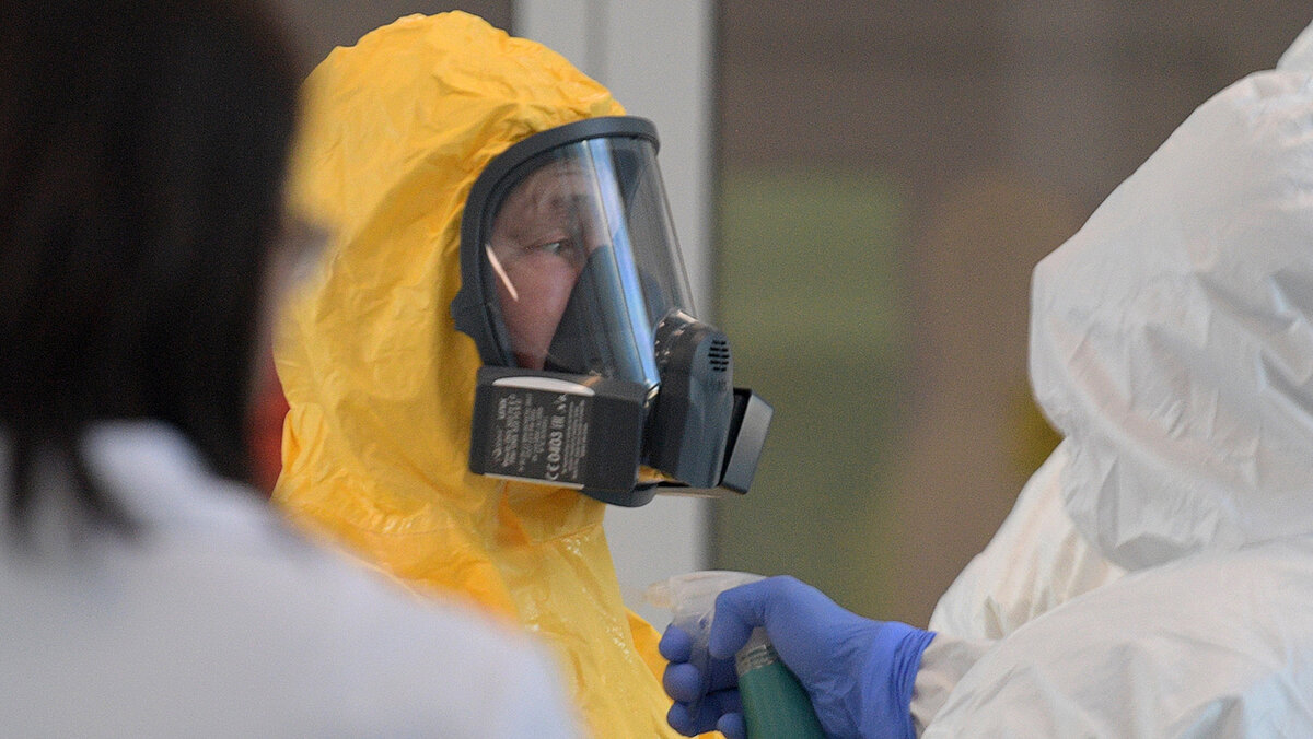 Президент РФ Владимир Путин во время визита в больницу в Коммунарке. Фото - Газета.ру.