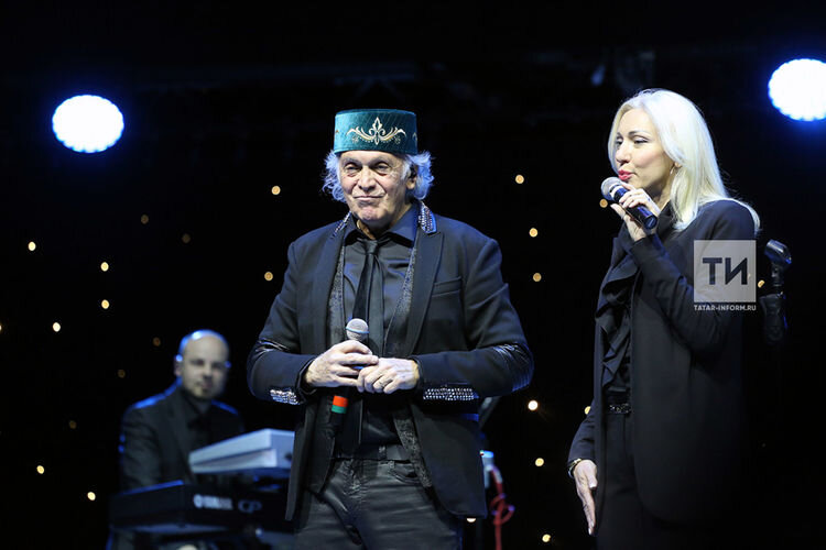 В столице Татарстана музыканта облачили в национальный головной убор, фото Рамиля Гали