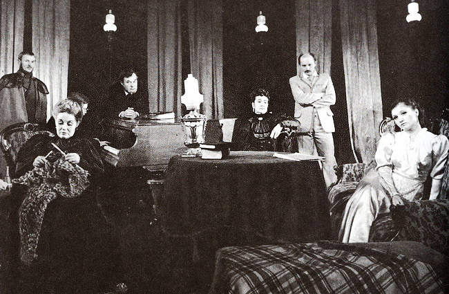 Фото взята с сайта: https://www.rustheatre.by/theatre/history/337-show.html