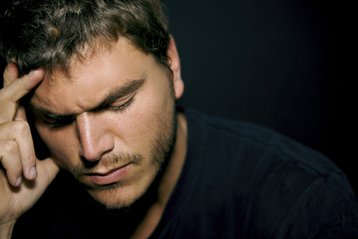 хмурый мужик сидит. человек кашляет. угрюмый мужчина. хмурый человек. спокойный мужчина.