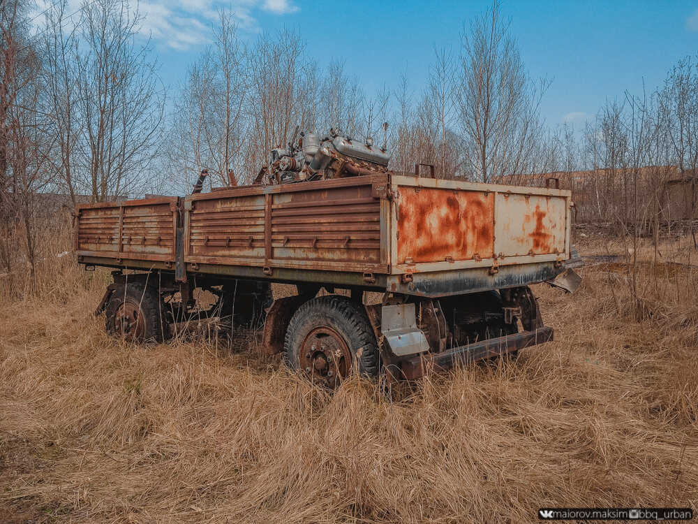 Подошел к брошенной технике на окраине закрытого завода. Хозяин нашелся мгновенно