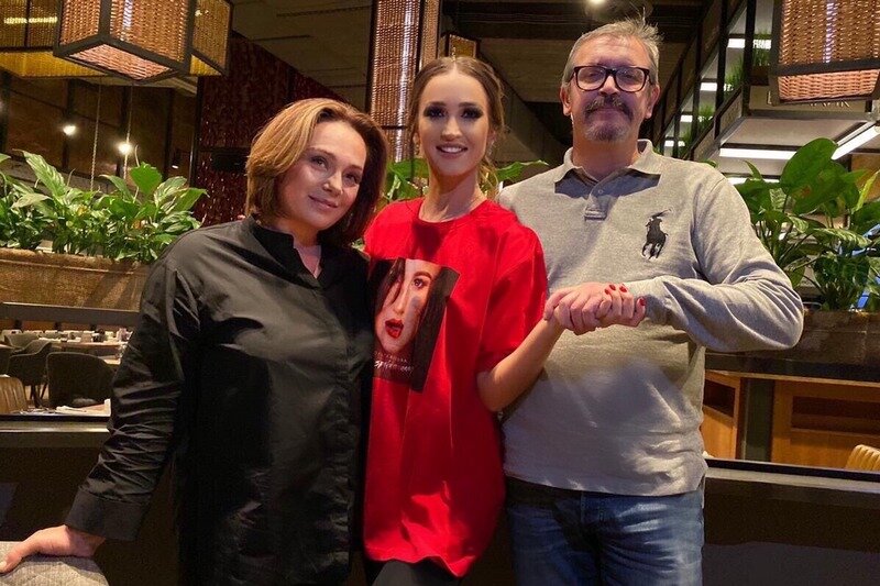 Ольга Бузова с родителями / "ВКонтакте"